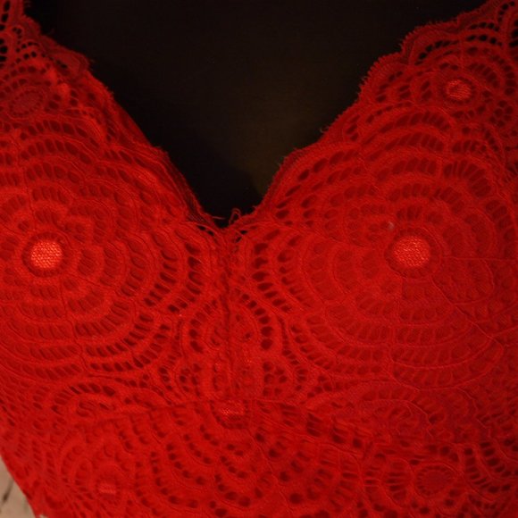 Red SPORTS BRA SIZE M USED FOR PHOTO SHOOT - Picture 2 of 3